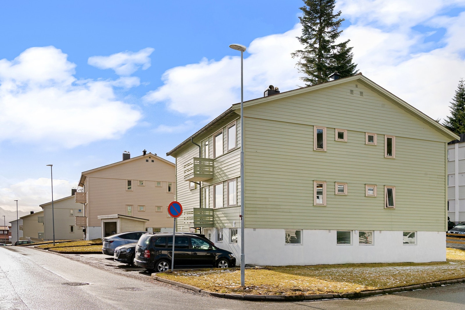 Leiligheten ligger i 2. etasje. Den har balkong og det medfølger 2 bodplasser i kjeller. Galleribilde