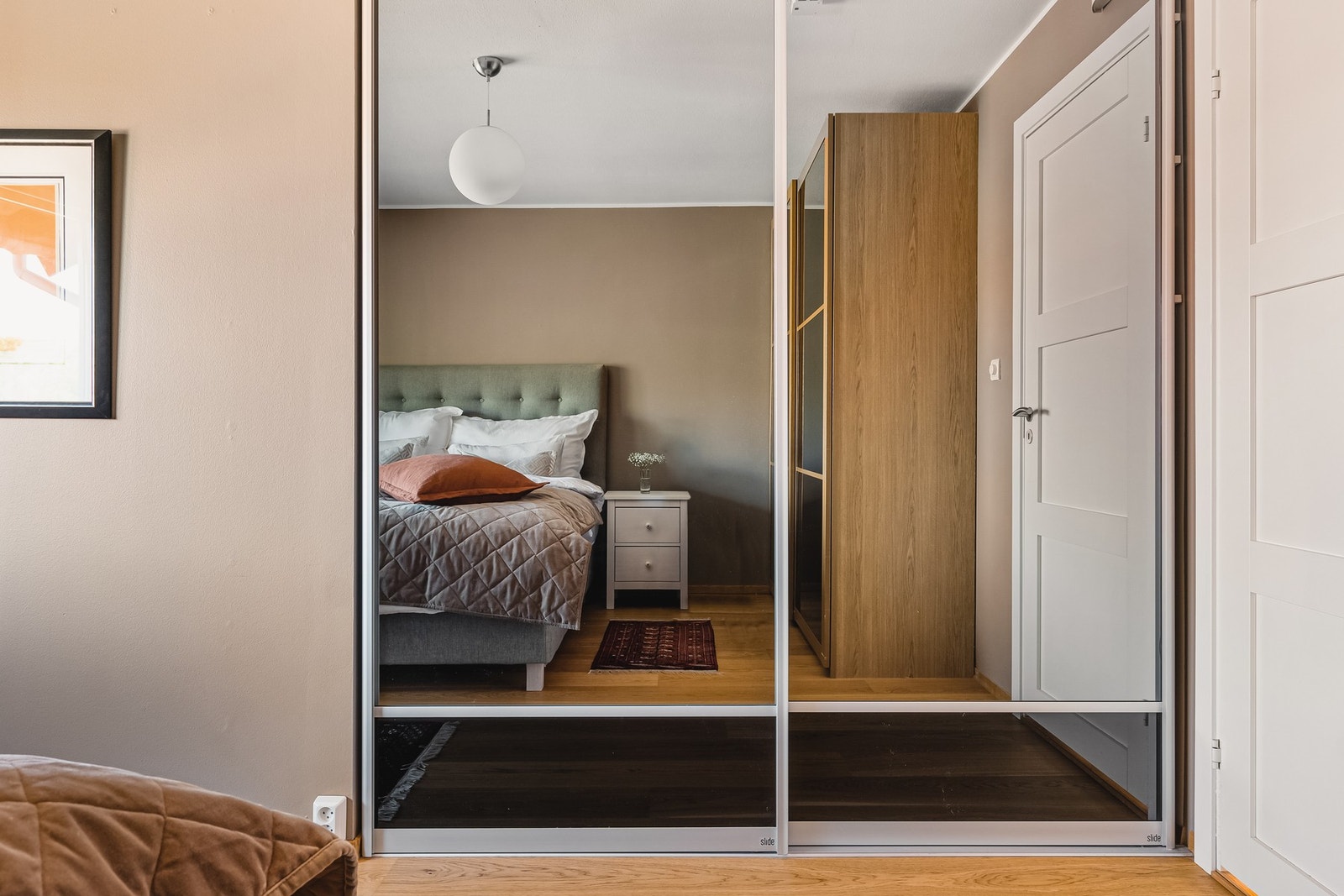 - Begge soverommene er innredet med skyvedørsgarderobe - Galleribilde