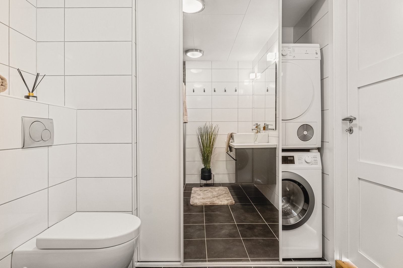 - Badet har praktisk "vaskeromsdel" bak skyvedører hvor du finner varmtvannsbereder og opplegg for vaskemaskin og tørketrommel - Galleribilde