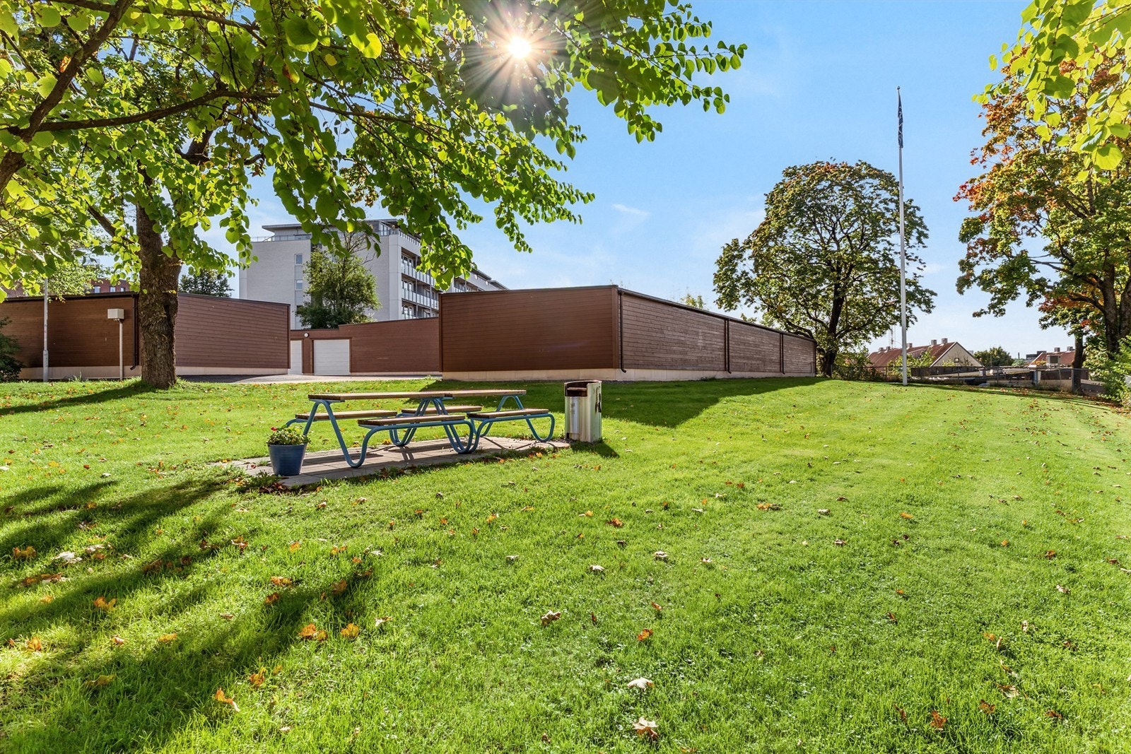 Borettslaget har flere grillplasser, en lekeplass for beboerne, plantekasser, to vaskerianlegg og et velferdslokale Galleribilde