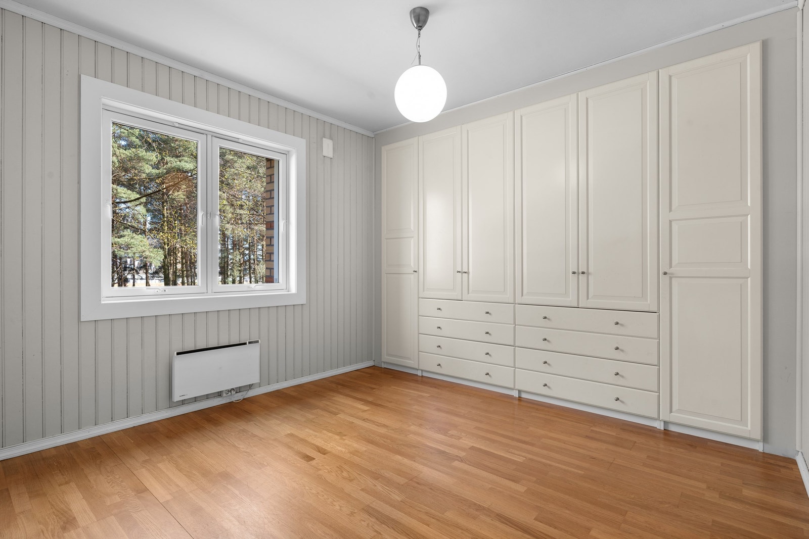Hovedsoverom med stor garderobe Galleribilde