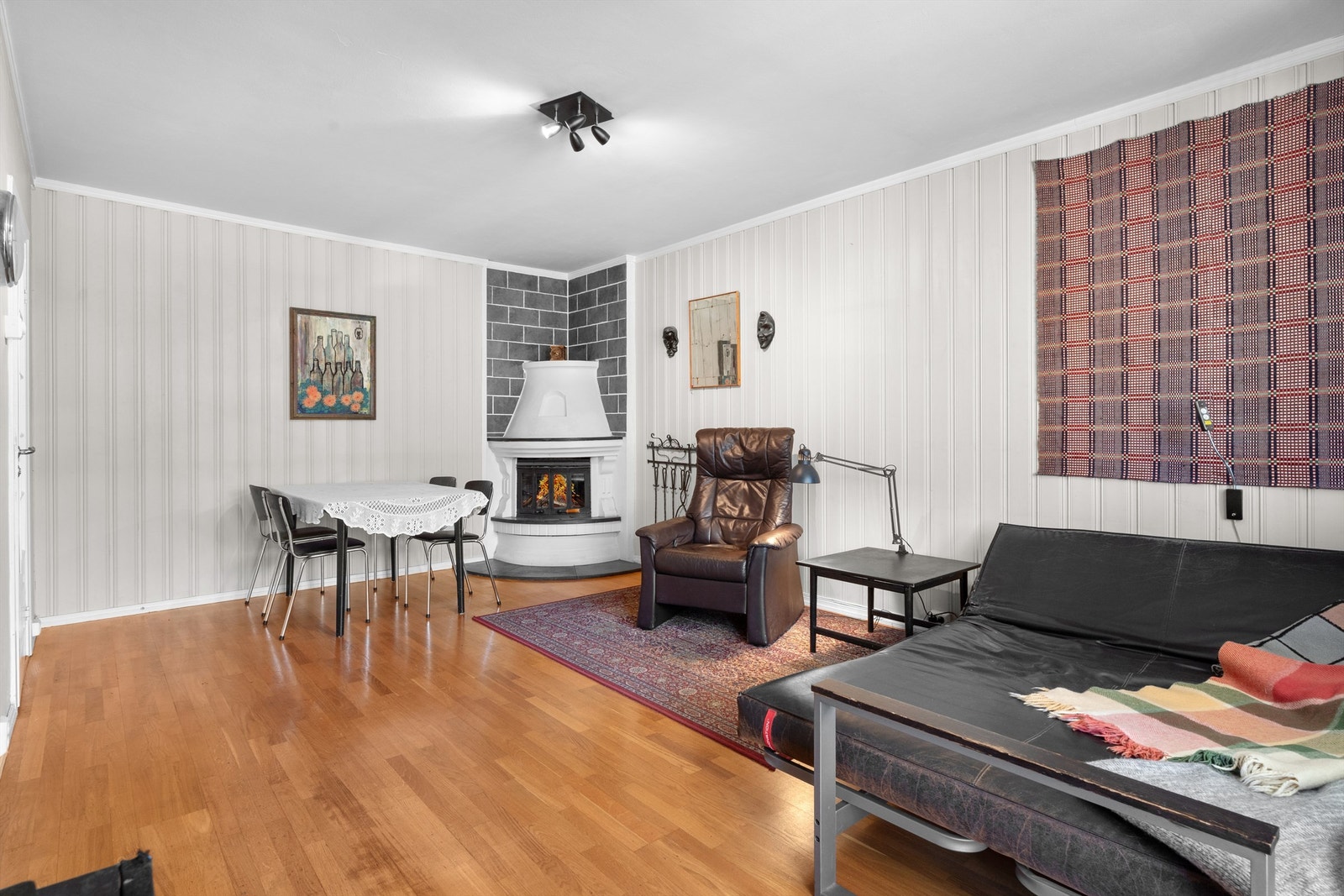 Stue med peis og plass for både sofa- og spisestue. Foto: Oh Shots Galleribilde