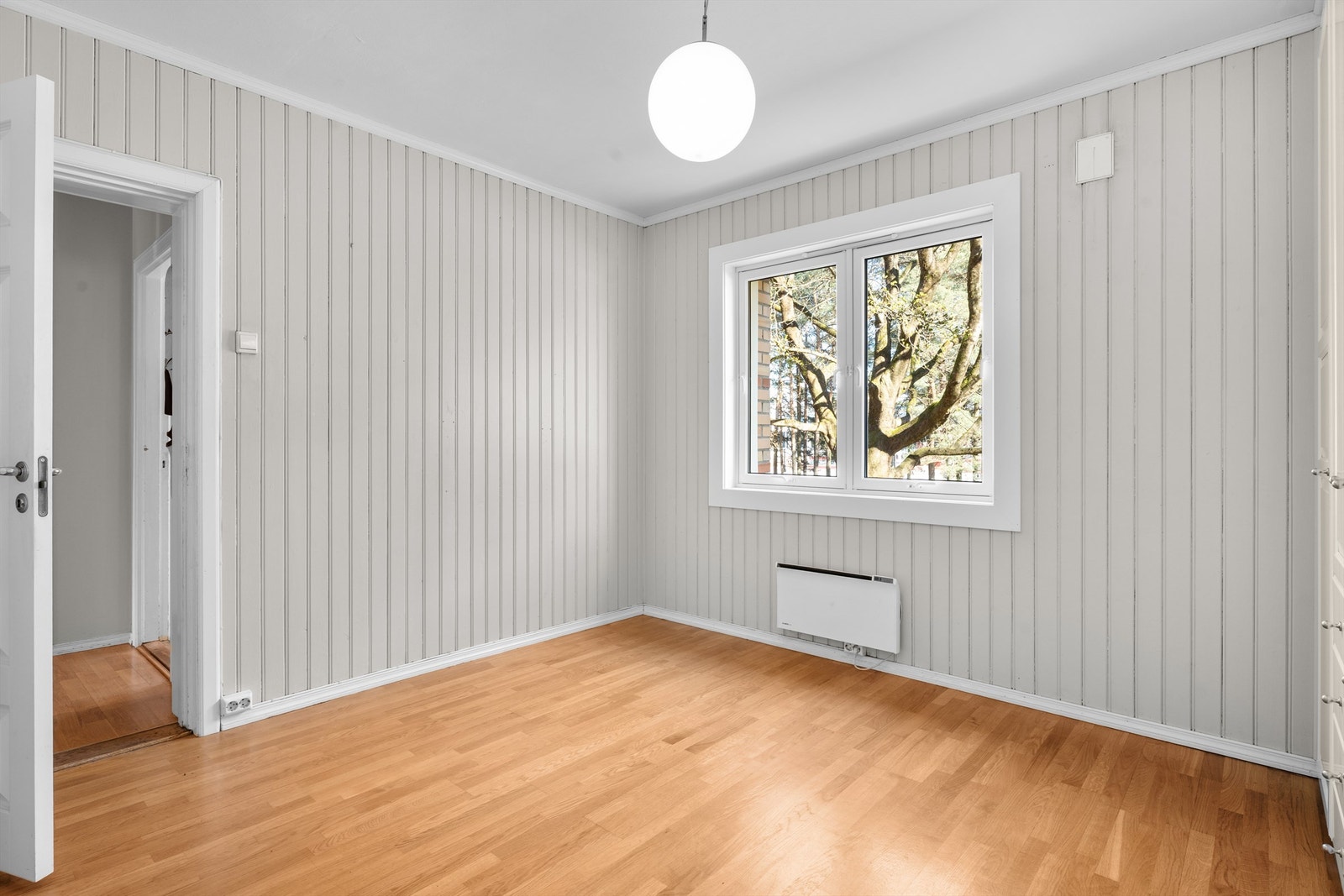 Hovedsoverom som er vendt mot friområde på baksiden av bygget Galleribilde