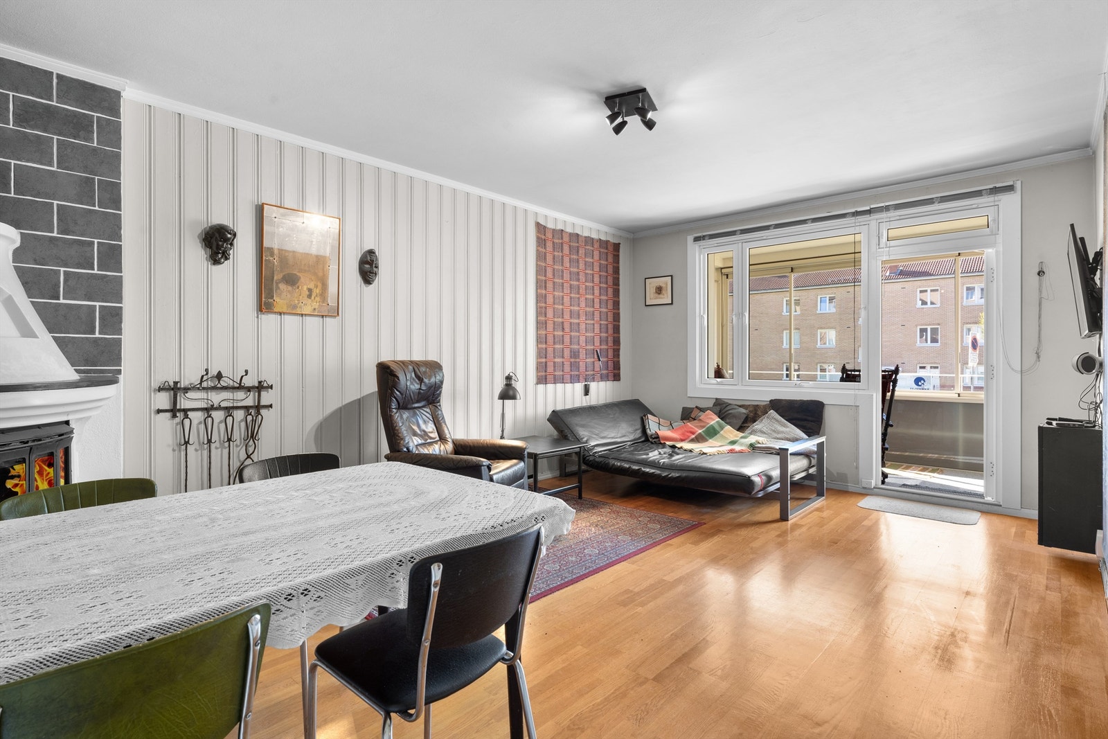 Velkommen til en fin 3-roms med rolig og attraktiv beliggenhet. Stuen med plass til både sofagruppe og spisestue. Foto:Oh shots Galleribilde