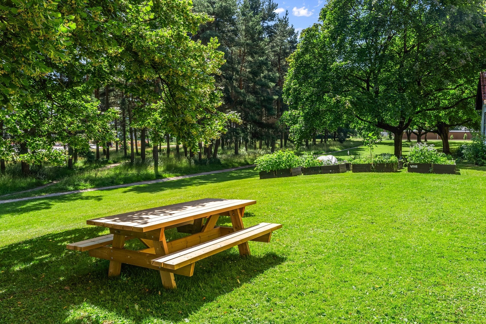 Borettslaget har flere grillplasser, en lekeplass for beboerne, plantekasser, to vaskerianlegg og et velferdslokale Galleribilde