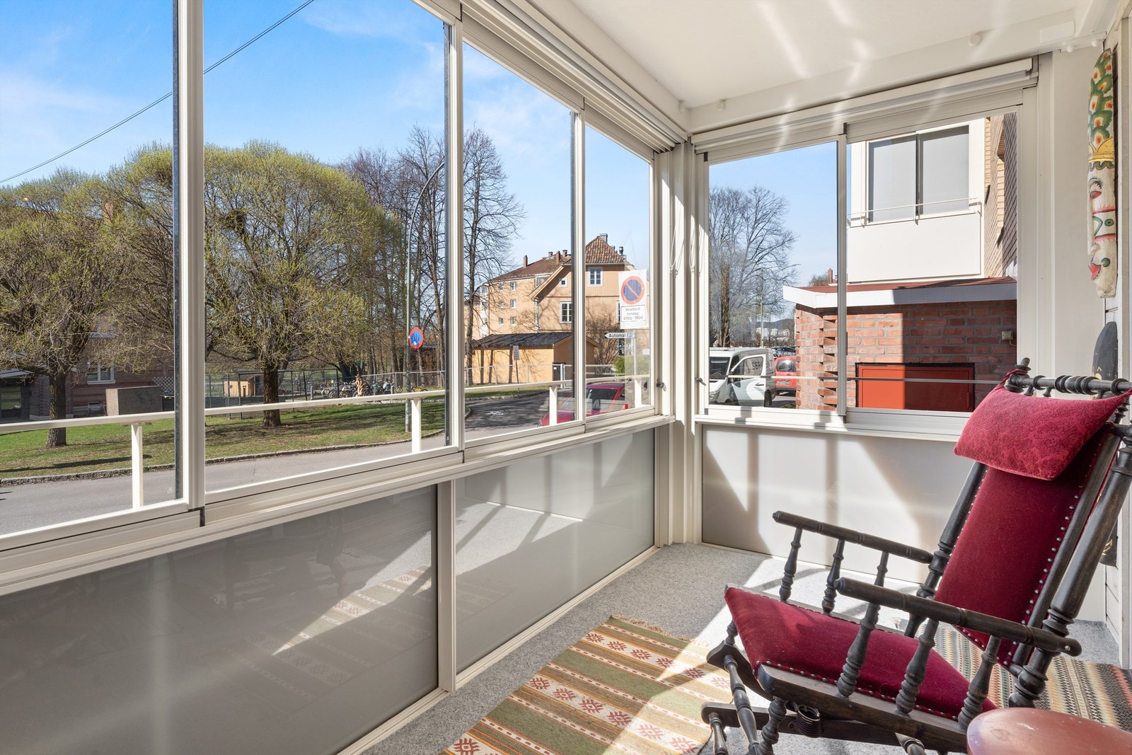 Leiligheten har en herlig, innglasset balkong på ca 8 kvm mot Nordvest. Foto: Oh Shots Galleribilde