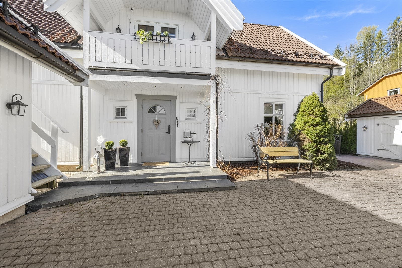 Innbydende inngangsparti med overbygg. Galleribilde