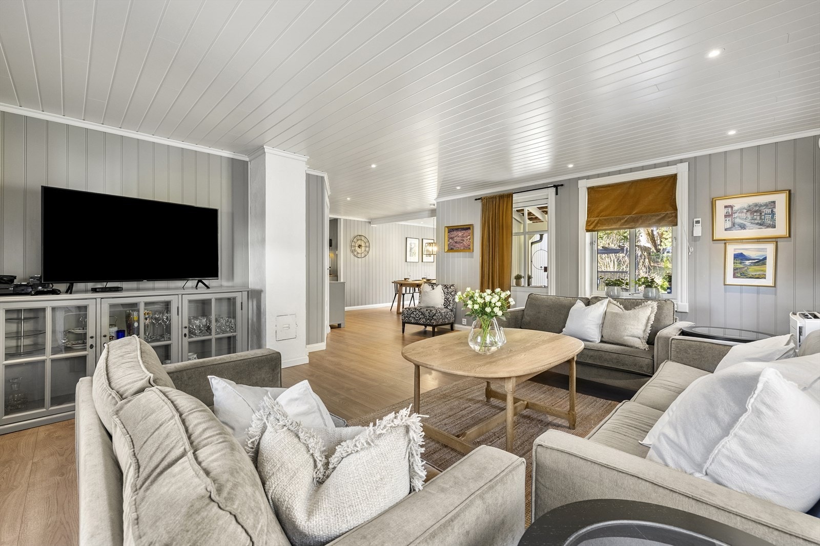 Rommet byr på gode møbleringsmuligheter med både sofagruppe og spiseplass. Galleribilde