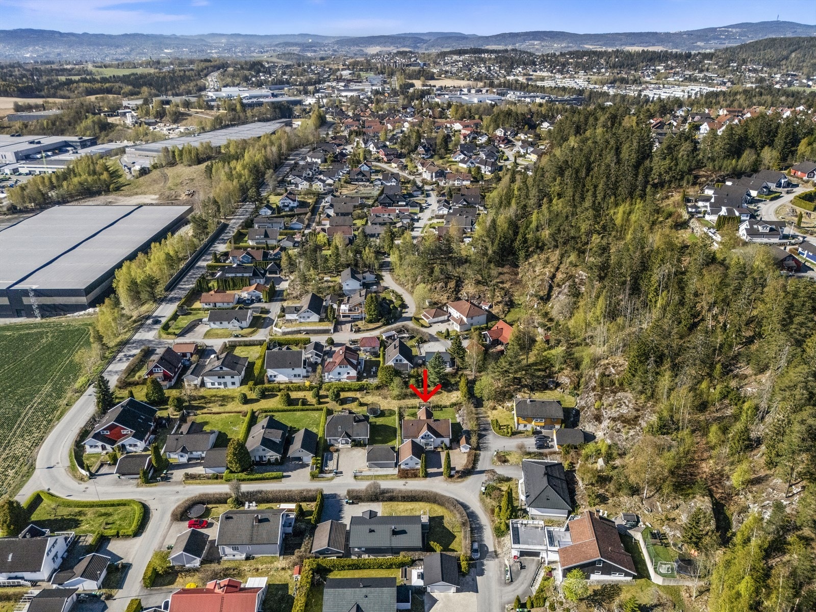 Boligen ligger i et attraktivt og familievennlig område på populære Vardeåsen i Lillestrøm kommune. Galleribilde