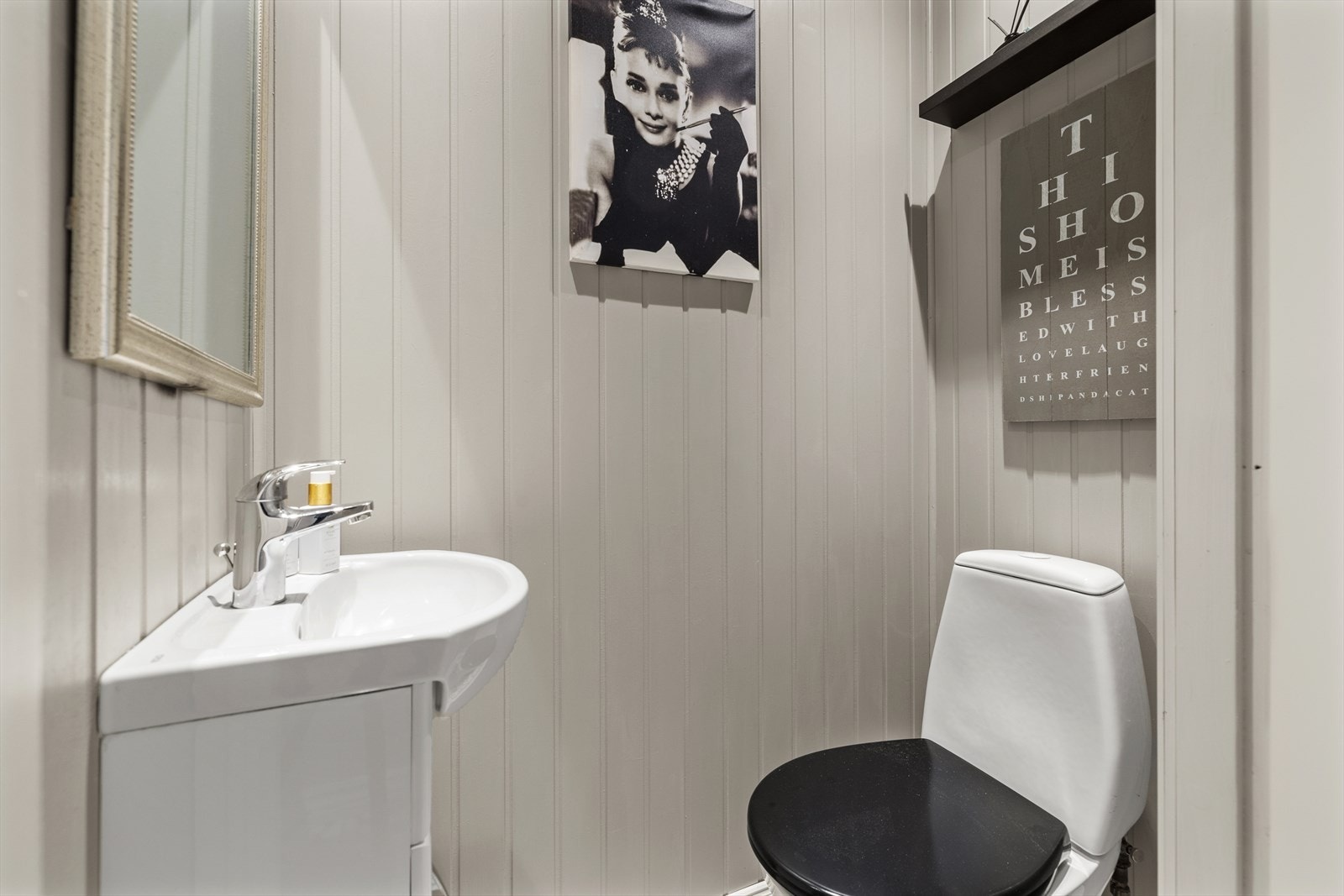 WC-rommet er utstyrt med vegghengt toalett og servant med underskap, som gir gode oppbevaringsmuligheter. Galleribilde
