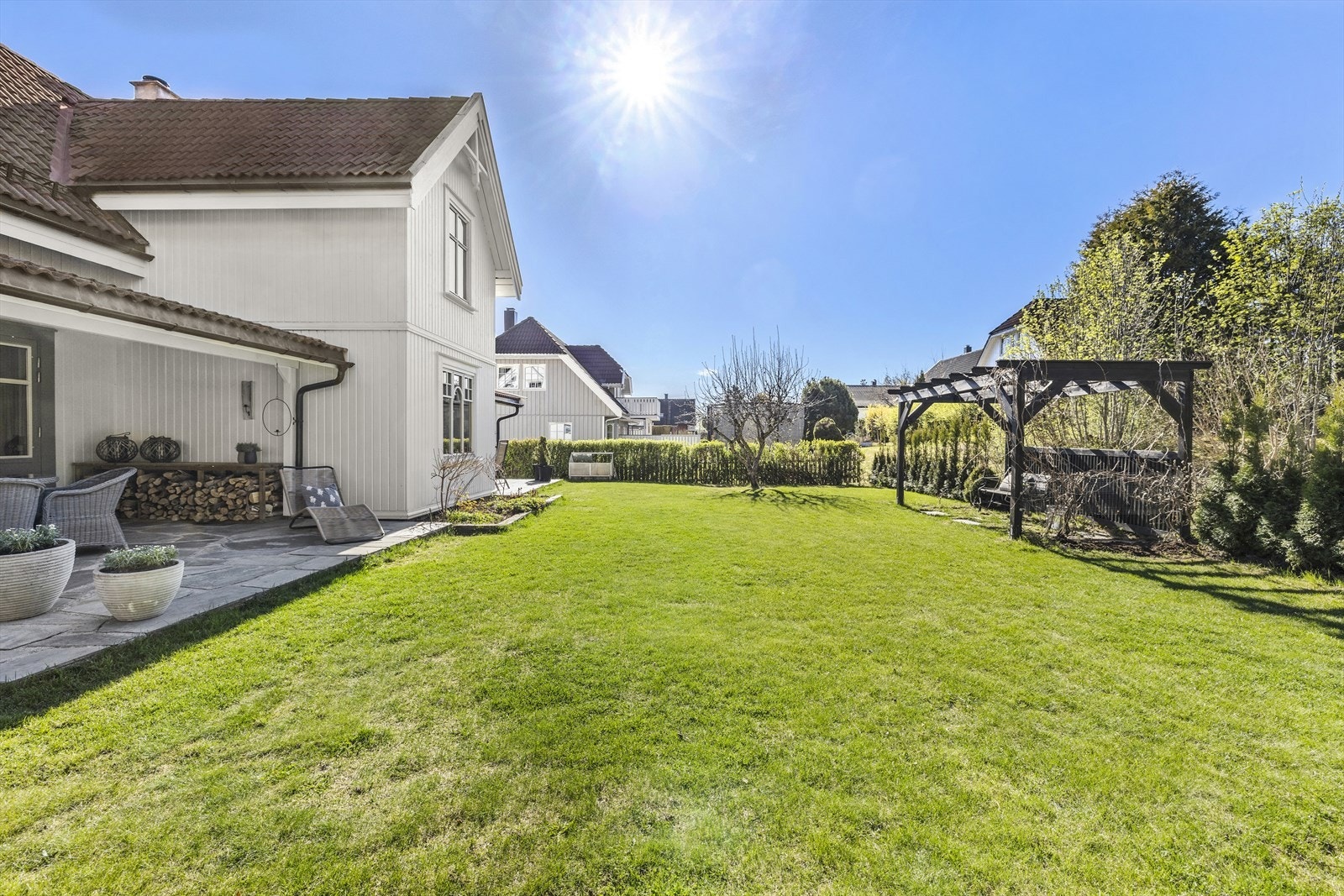 Boligen har en solrik og romslig hage med pergola og flotte oppholdsarealer. Galleribilde