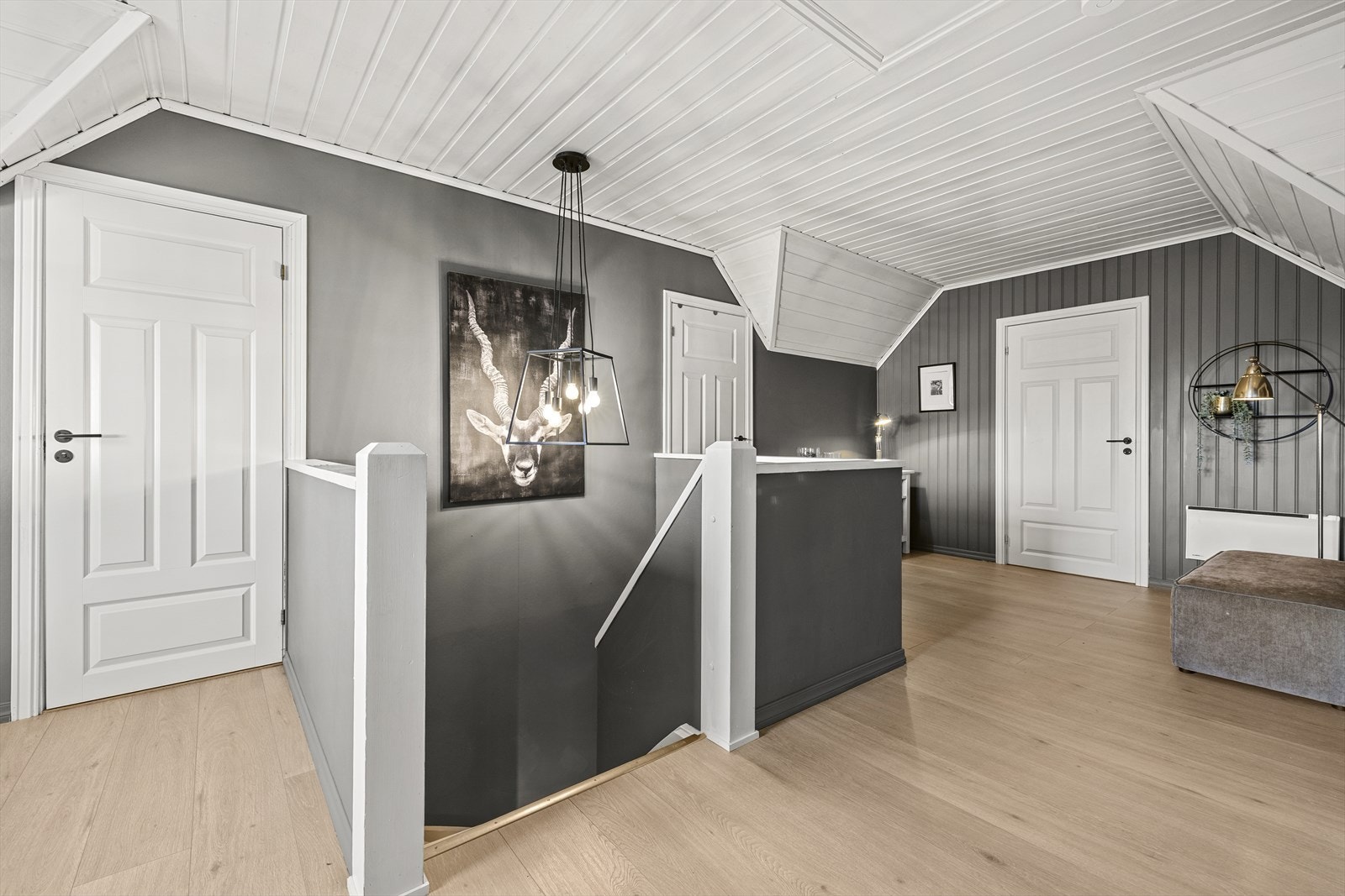 Romslig gang med enkel adkomst til rommene. Galleribilde