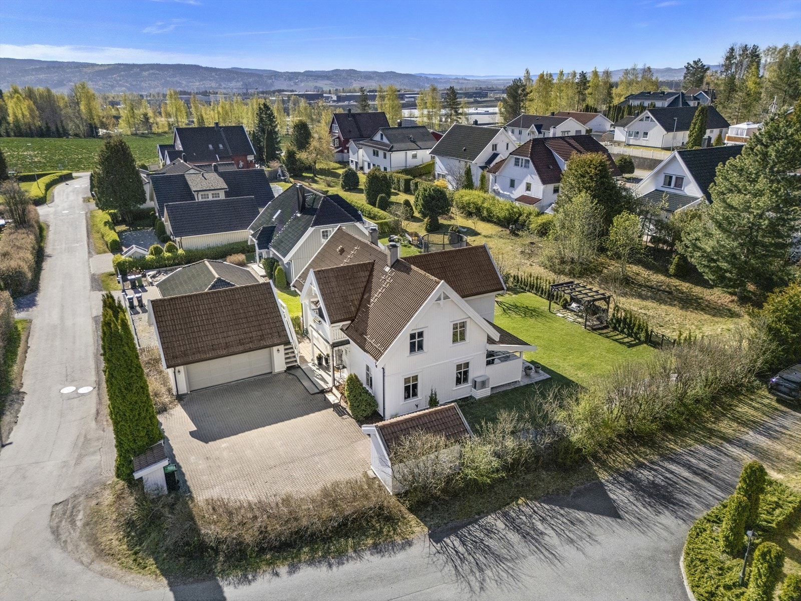 Eiendommen ligger fint til i et rolig og etablert boligområde. Galleribilde