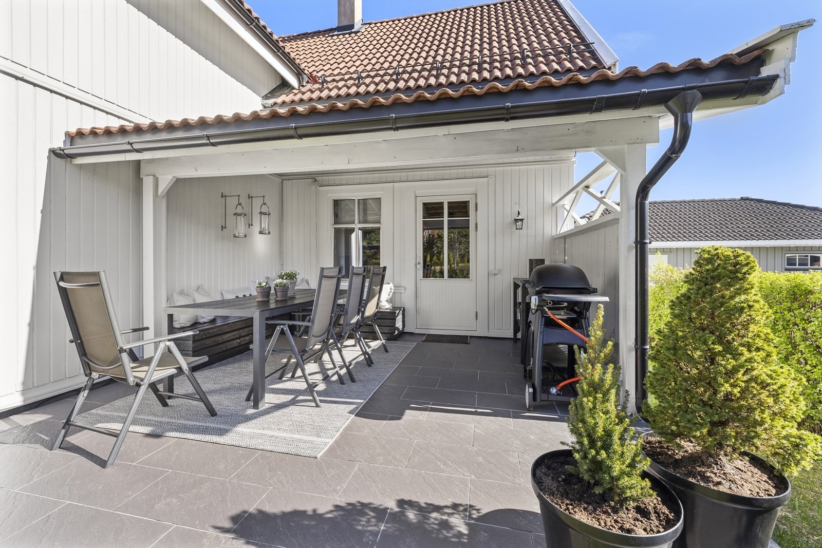 Fra kjøkkenet er det direkte utgang til den ene markterrassen som har god plass til et stort langbord. Galleribilde