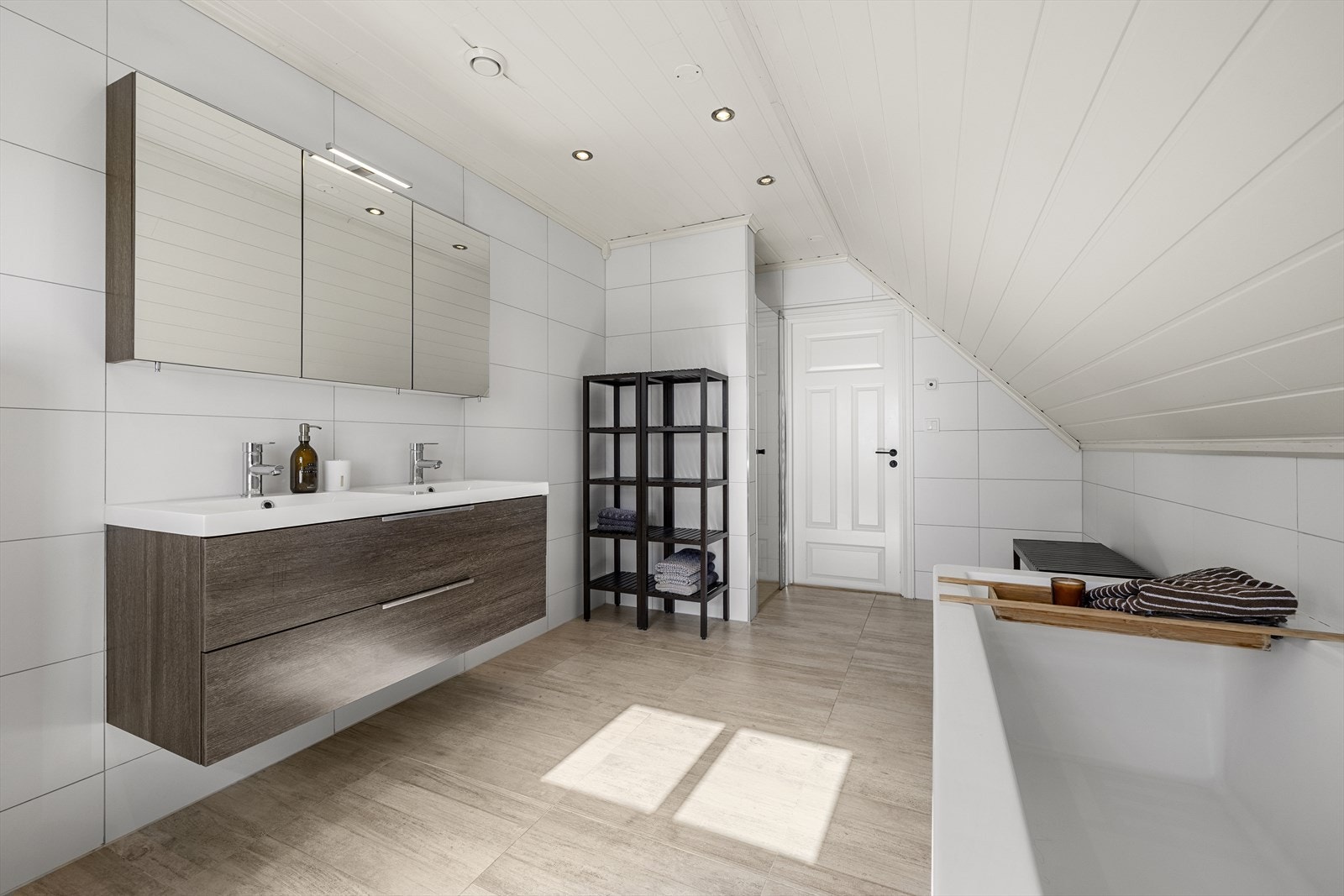 Badet fremstår gjennomført og funksjonelt, med gode materialvalg og høy brukskomfort. Galleribilde