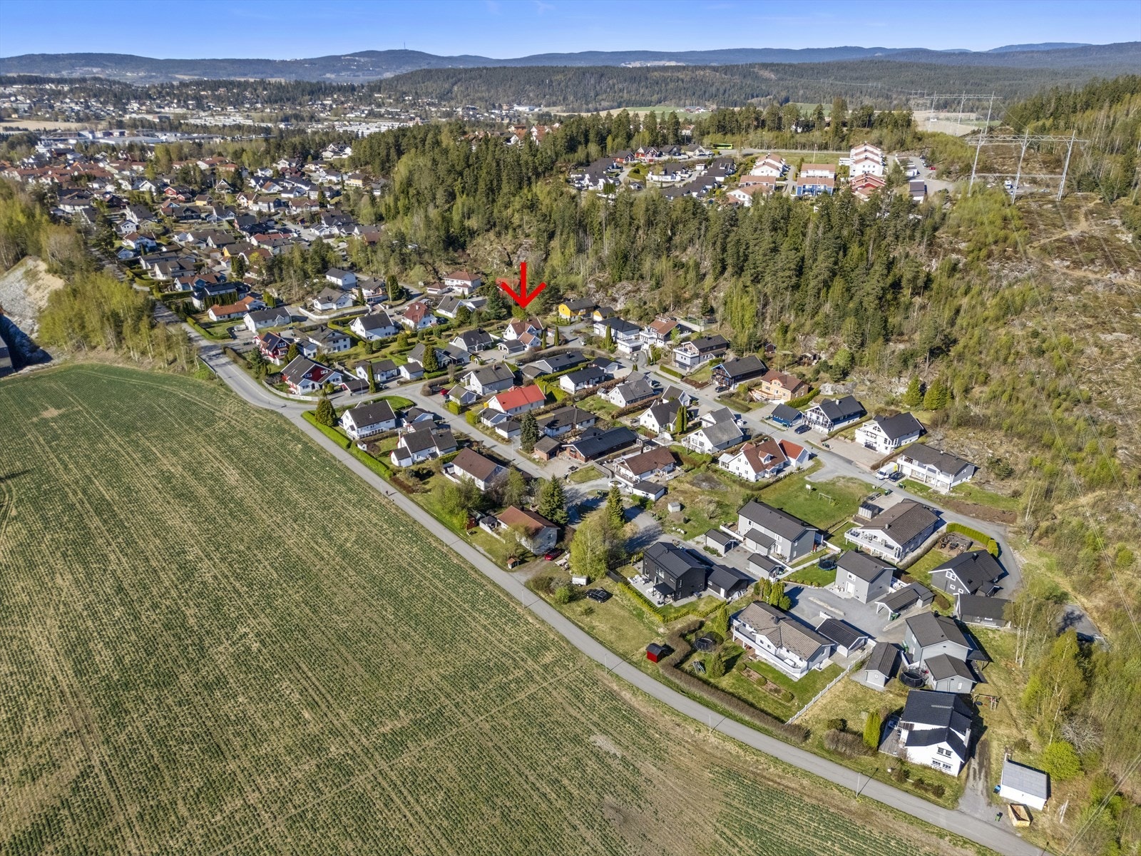 Den er plassert i en rolig gate, med kort vei til både lekeplass, barneskole, barnehage og marka - et eldorado for barnefamilier. Galleribilde