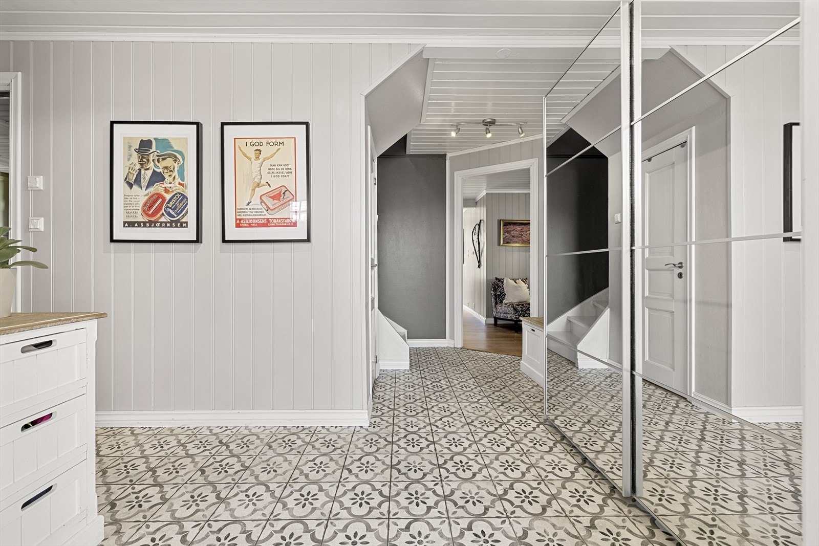 Det er gode oppbevaringsmuligheter i skyvedørsgarderobe med speilfronter, som gir rikelig med plass til sko og yttertøy. Galleribilde