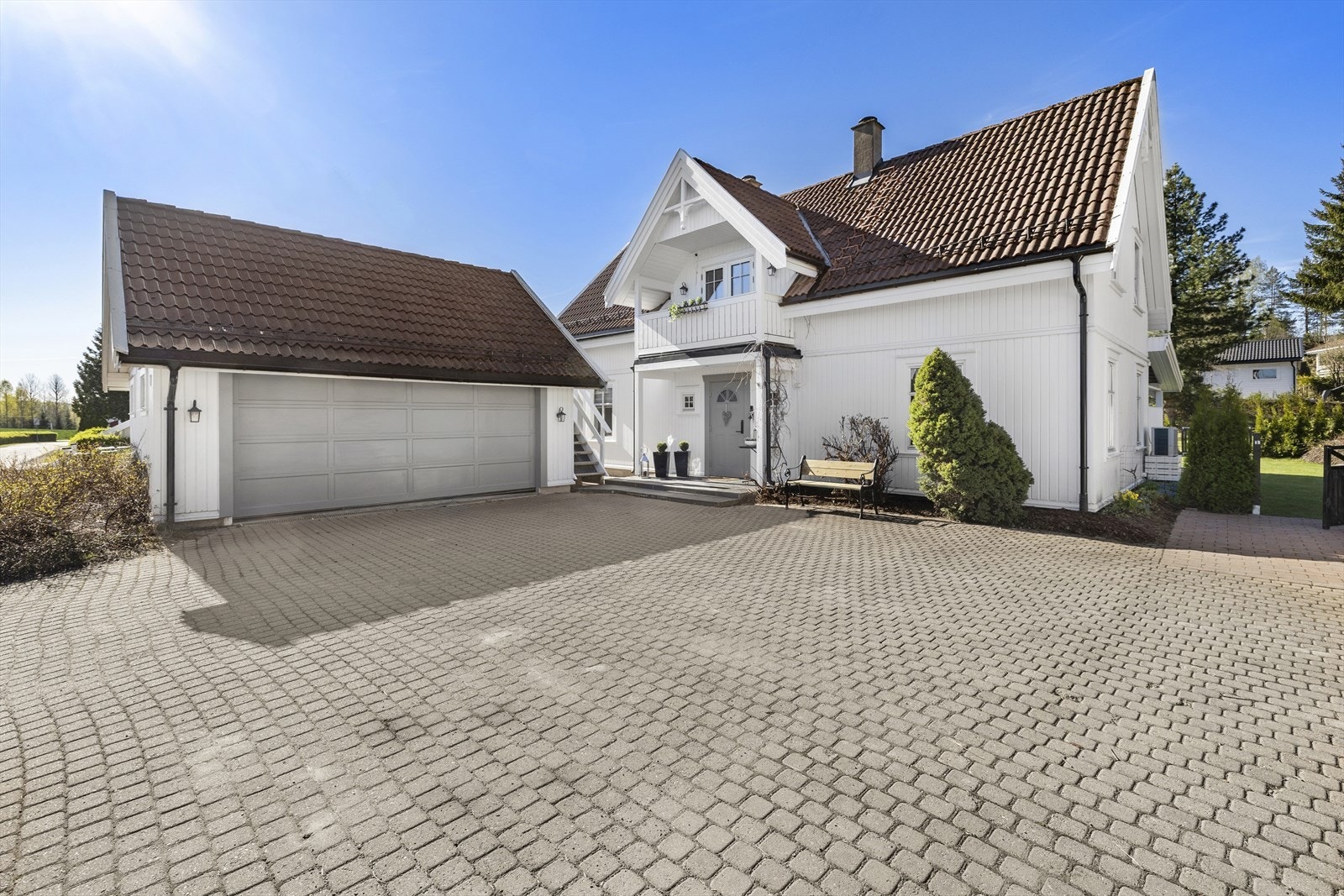 En velholdt og innbydende familiebolig med dobbelgarasje, beliggende i et populært boligfelt på Vardeåsen med nærhet til alt. Galleribilde