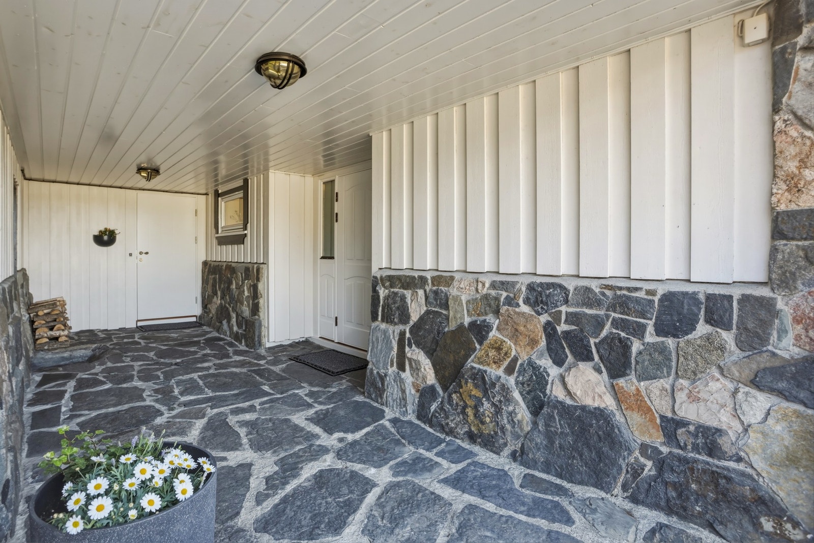 Innbydende og fint inngangsparti med tilgang til garasje. Galleribilde