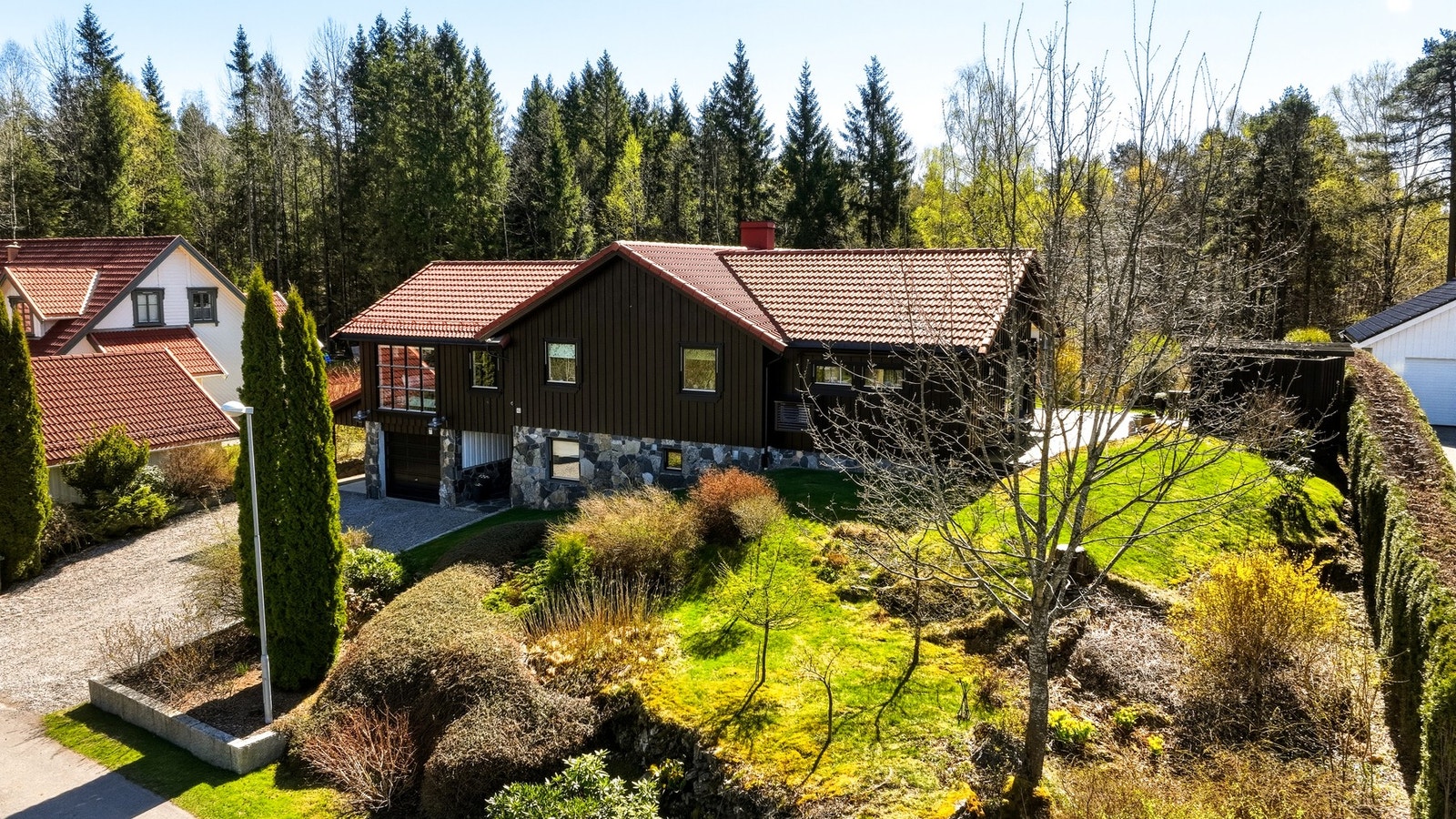 Boligen er omgitt av en flott hage og beliggende i et skogkledd område. Galleribilde