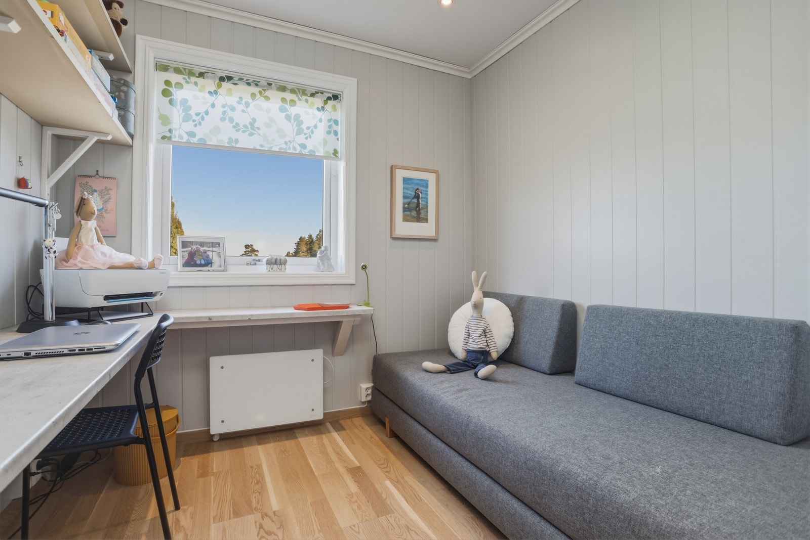 Soverom lll i 1.etg. er innredet med arbeidsplass og sofa Galleribilde