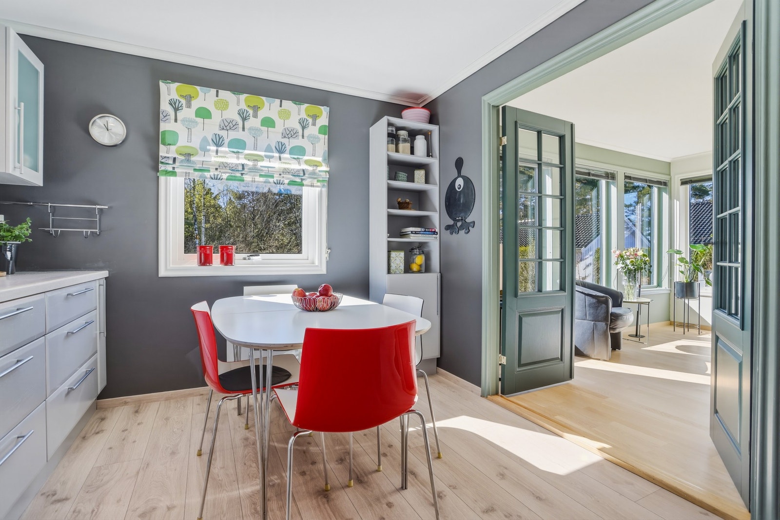 Pent kjøkken med moderne innredning og åpen løsning mot stue. Galleribilde