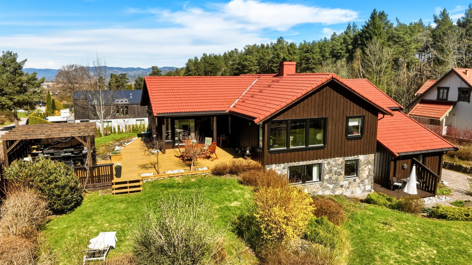 Enebolig med stor hage, terrasse og pergola. Flott beliggenhet med utsikt mot skog og fjell. Galleribilde