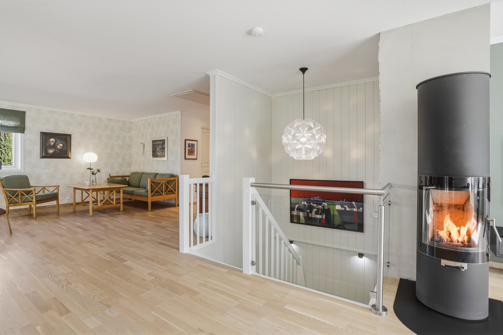 Romslig stue med peis, store vinduer og god belysning. Galleribilde