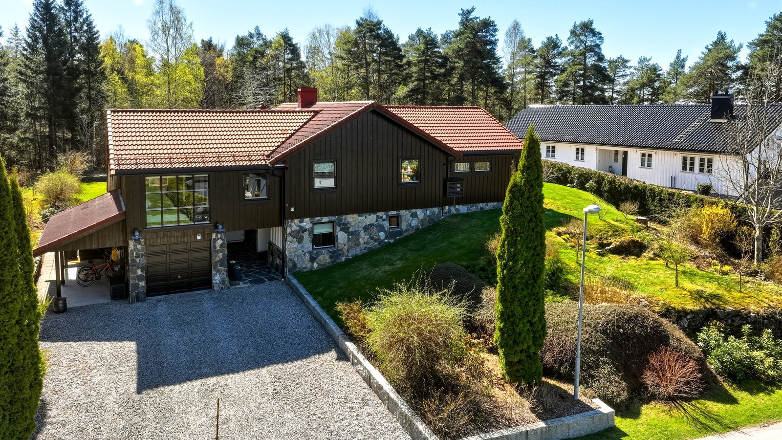 Romslig enebolig med garasje og tilhørende hage, beliggende i et naturskjønt område med skog i nærheten. Galleribilde