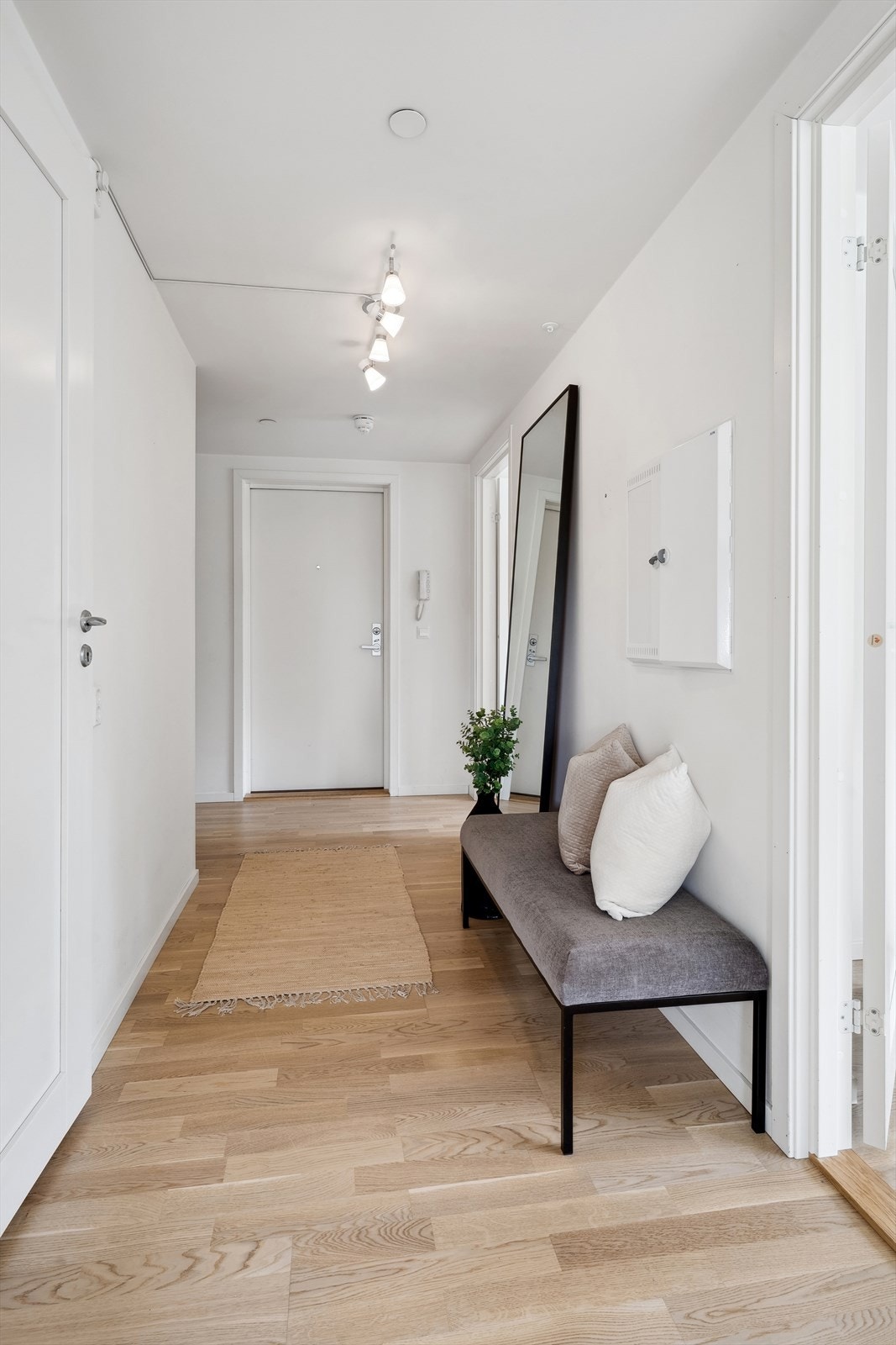 Entré har veggplass hvor det kan etableres ulike typer garderobeløsninger. Galleribilde