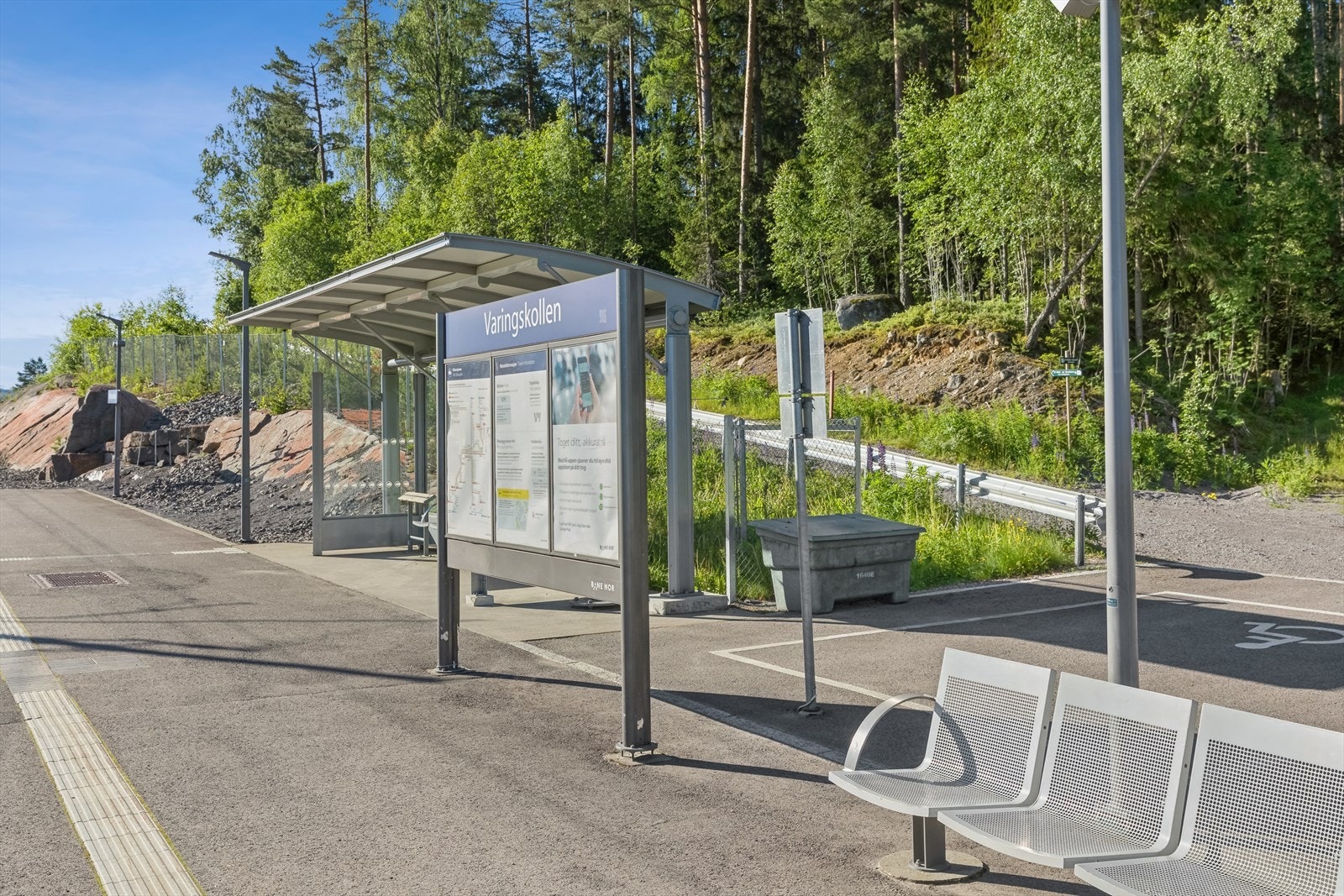 Varingskollen togstasjon har godt med parkeringsmuligheter. Galleribilde