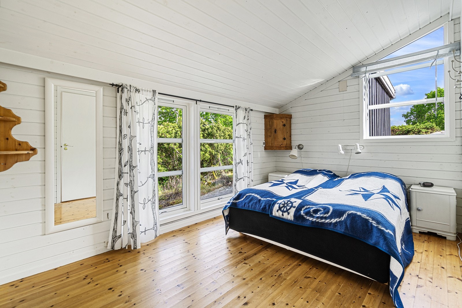 Master bedroom med utgang til terrasse og adkomst til eget bad Galleribilde