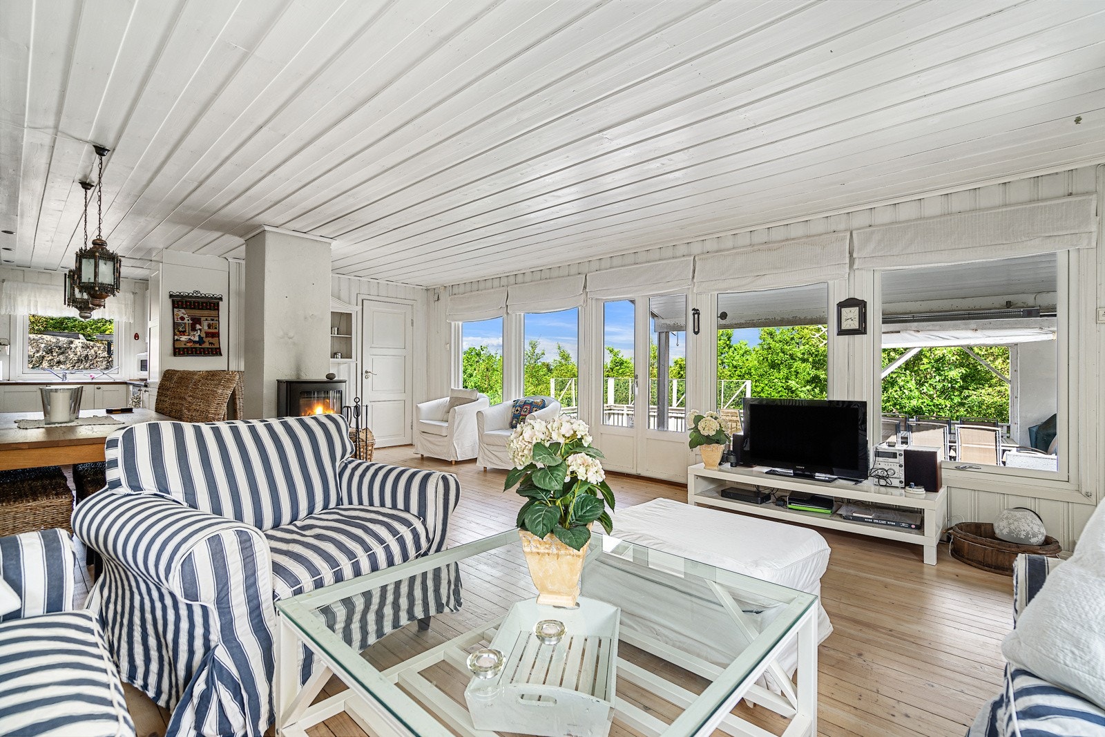 Lys og meget trivelig stue som oser "summerfeeling" Galleribilde