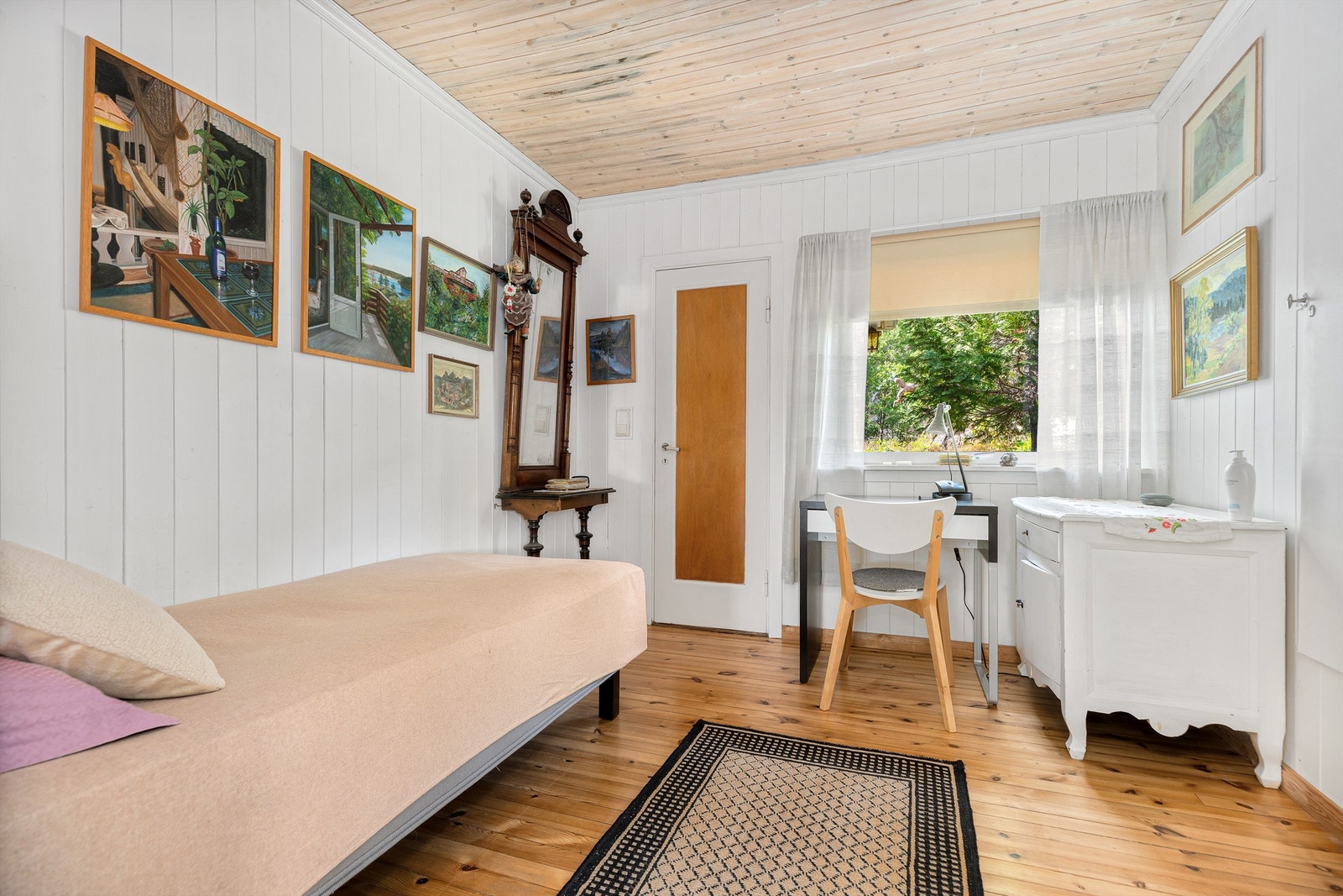Fra badet er det videre ingang til soverom nr.2 som også har inngang fra stuen. Galleribilde