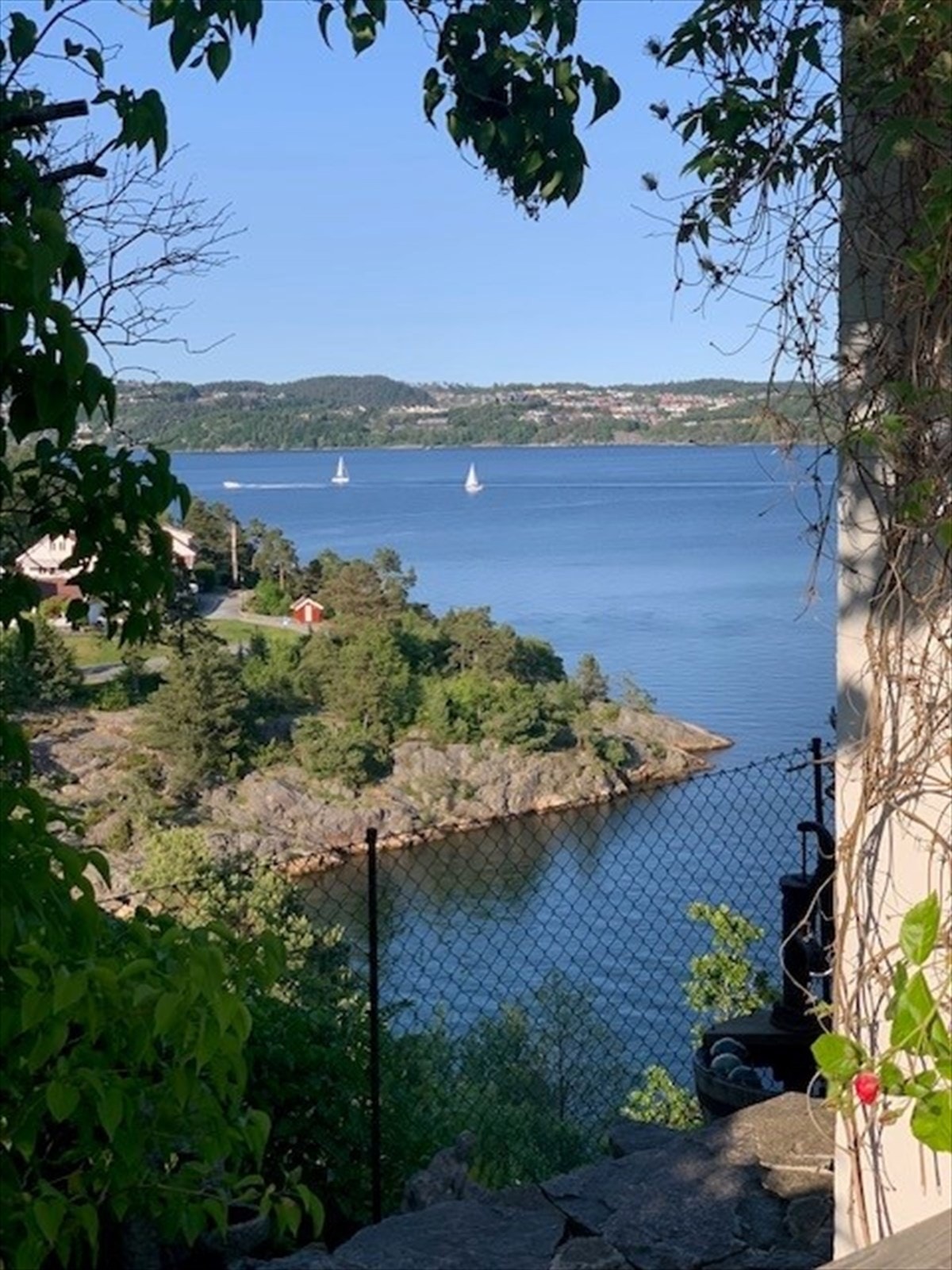 Fra eiendommen kan du følge med på båttrafikken på sommerstid (selgers bilde). Galleribilde