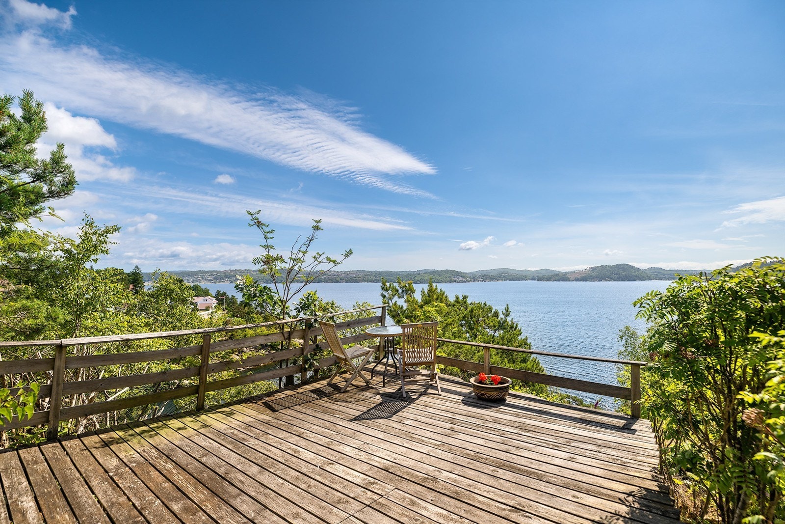 Terrasse med nydelig utsikt (deler av terrassen ligger utenfor tomtegrensen. Se vedlagt kart i salgsoppgaven). Galleribilde