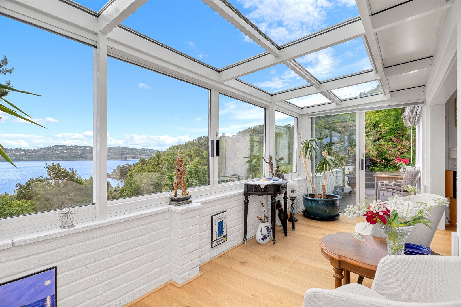 Fantastisk utsikt mot sjø og natur. Rommet har en lun atmosfære og direkte utgang til uteomerådet - perfekt for både hverdag og gjester. Galleribilde