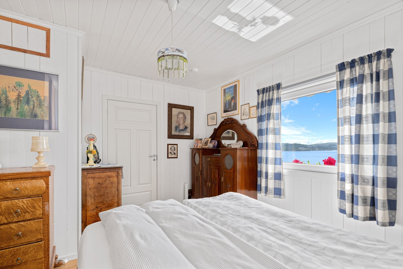Fra soverommet kan du våkne opp til morgensol og en nydelig utsikt. Galleribilde