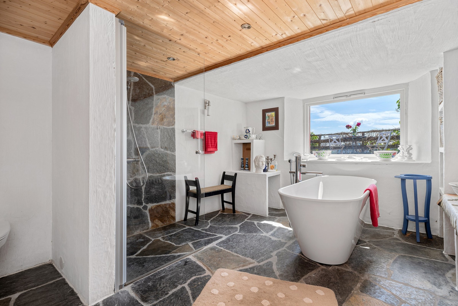 Her kan du nyte et bad og/eller dusj med utsikt til sjøen og Varoddbroa. Galleribilde
