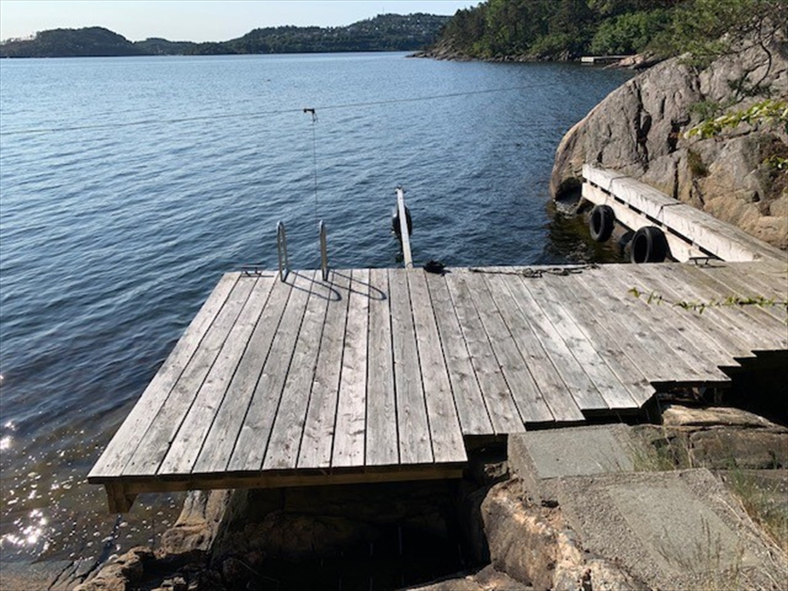 Brygge like nedenfor eiendommen som selger har benyttet til badeplass (selgers bilde). Galleribilde