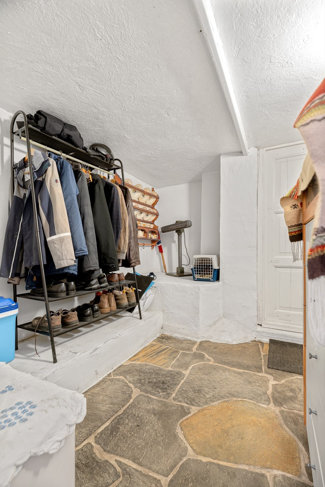I underetasjen er det også en praktisk nisje til oppbevaring av ekstra yttertøy. Galleribilde