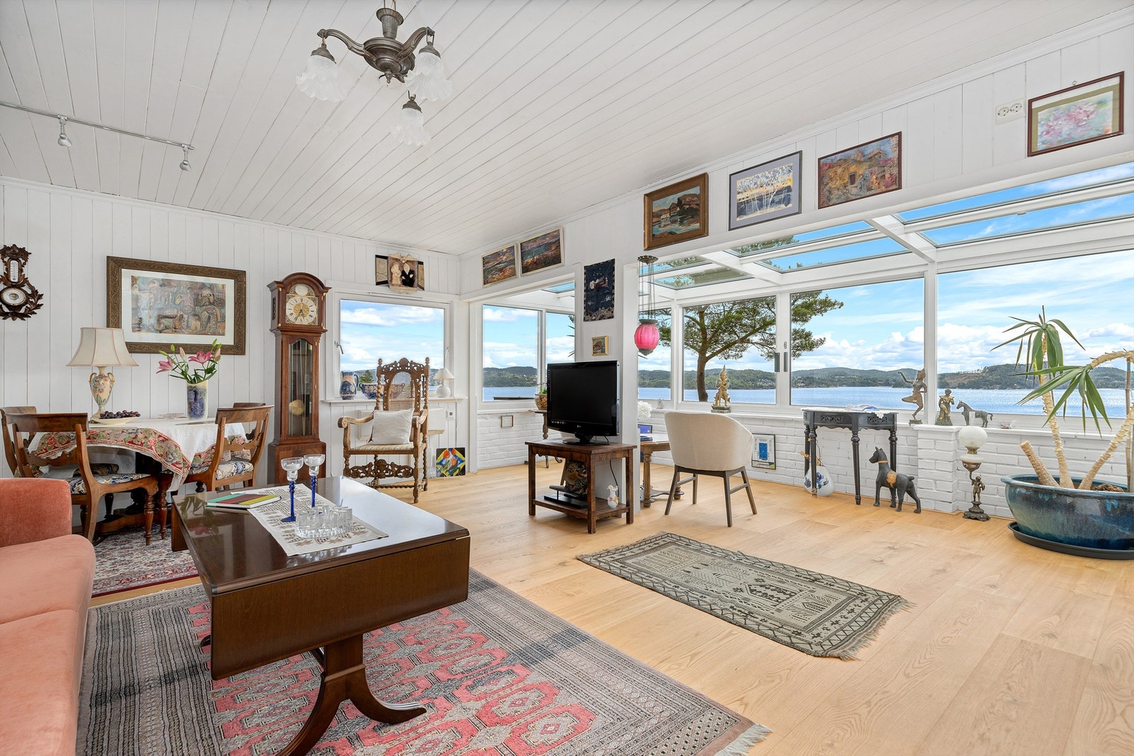 Stuen har store og unike vindusflater som sørger for godt med lysinnslipp samtidig som du kan nyte utsikten. Galleribilde