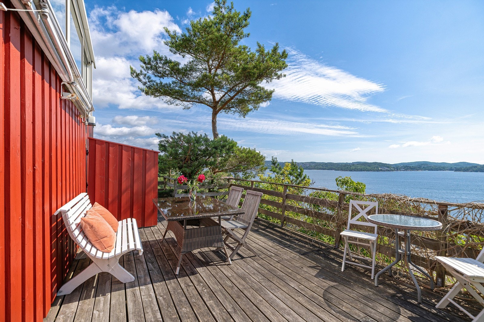 Like nedenfor finner du også en meget koselig uteplass. Galleribilde