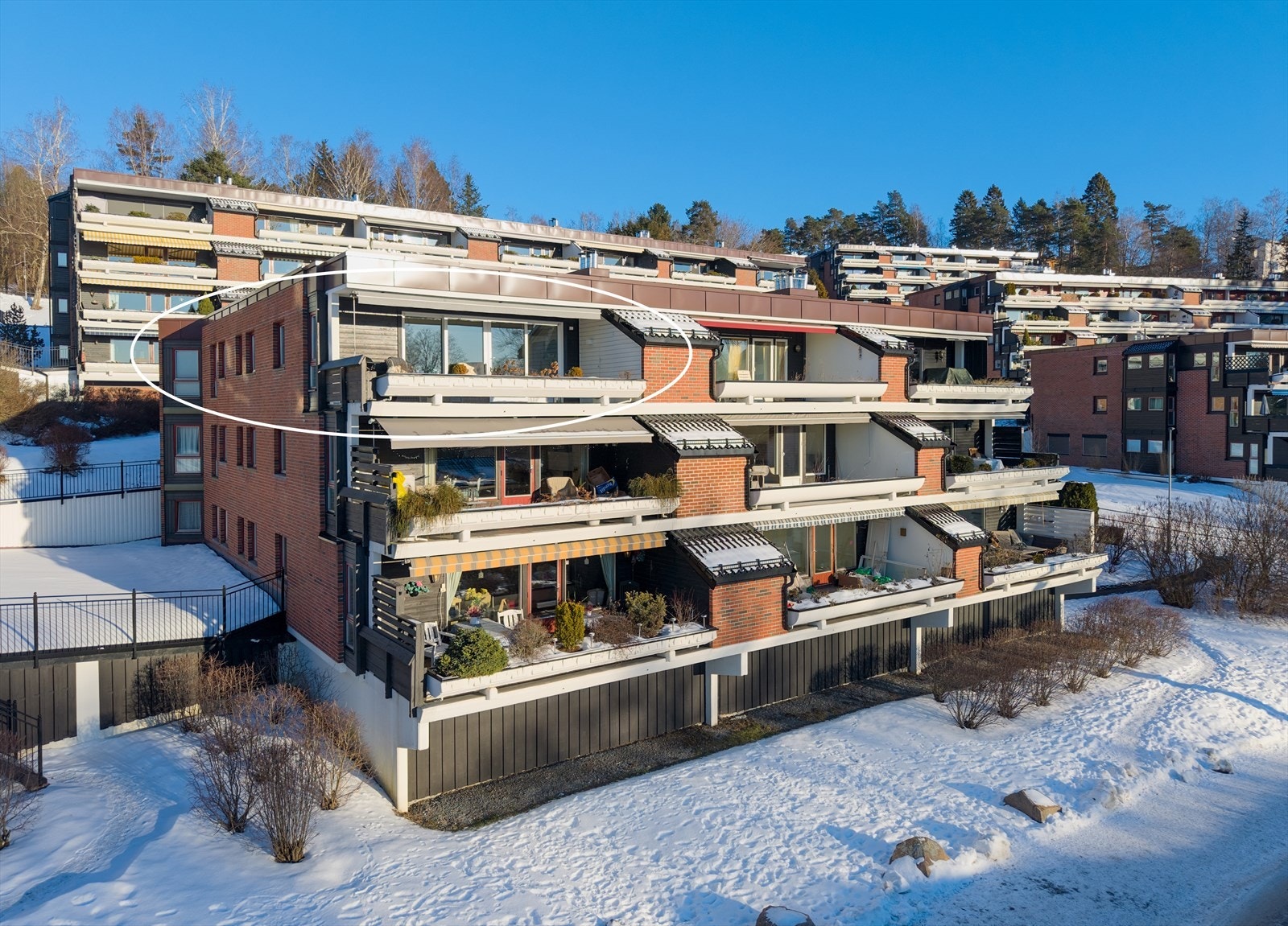 Leiligheten ligger høyt og fritt med flott utsikt. Galleribilde