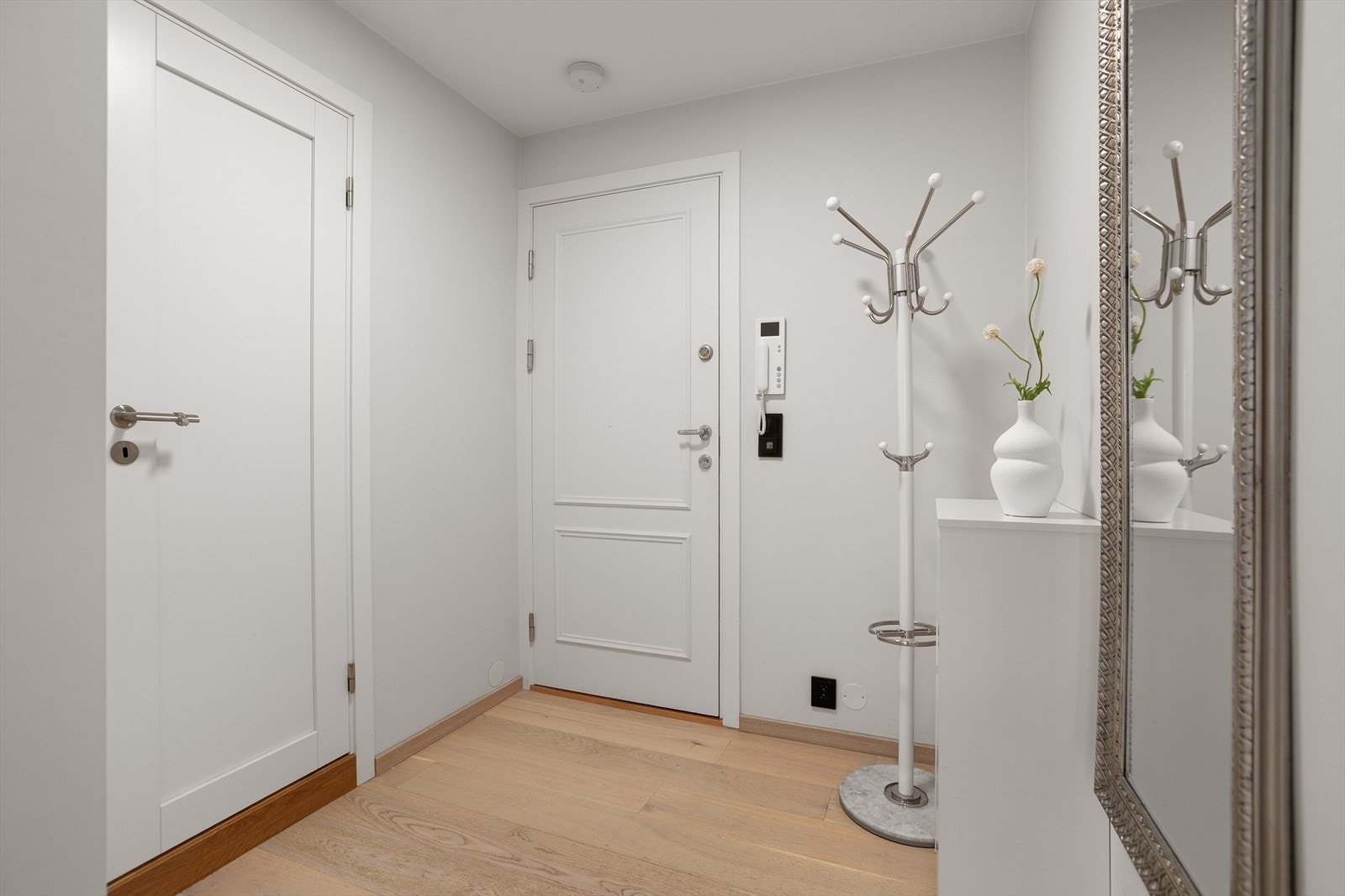 Innbydende entré med god plass til oppbevaring av yttertøy og sko. Galleribilde