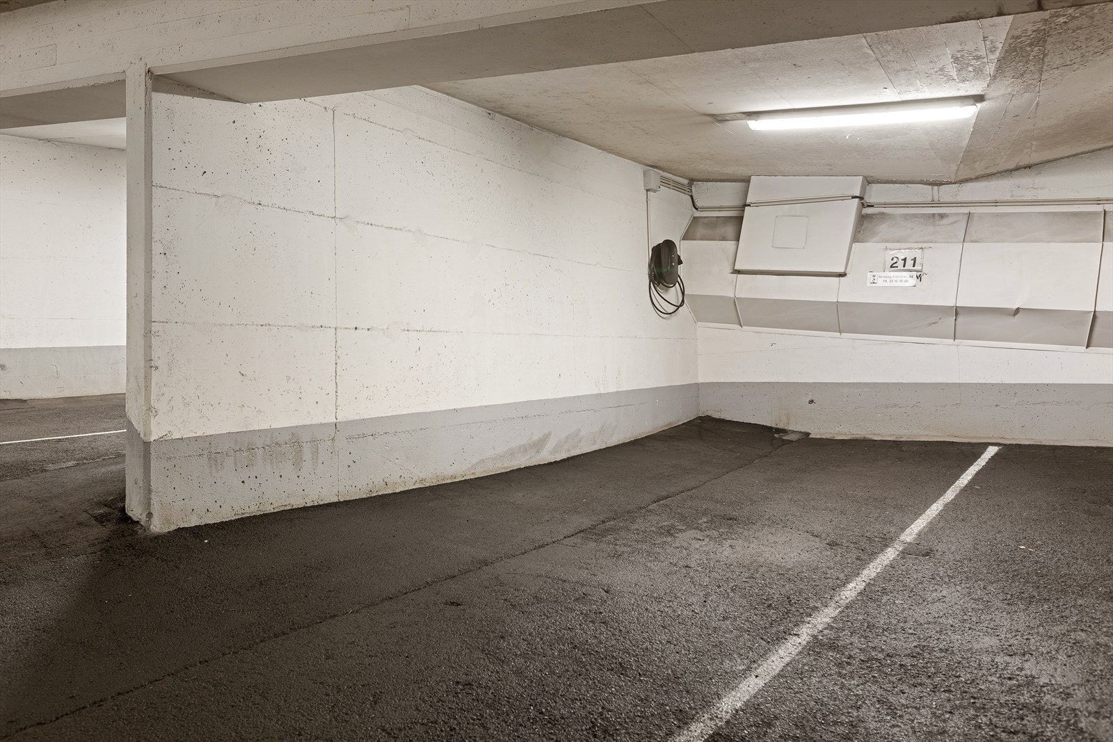 Den ene parkeringsplassen er utstyrt med ladeboks. Galleribilde