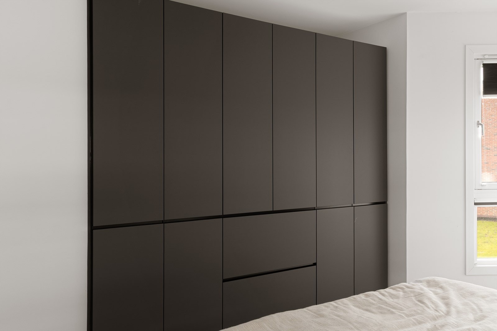 Moderne garderobe med rikelig plass til klær og tilbehør. Galleribilde