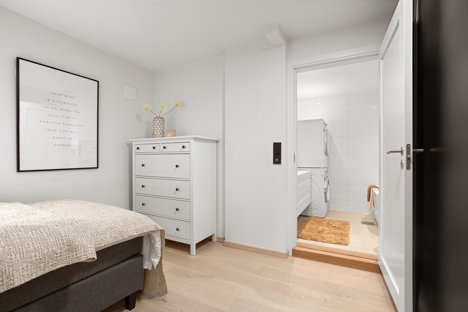 Rommet har direkte tilgang til en-suite bad. Galleribilde