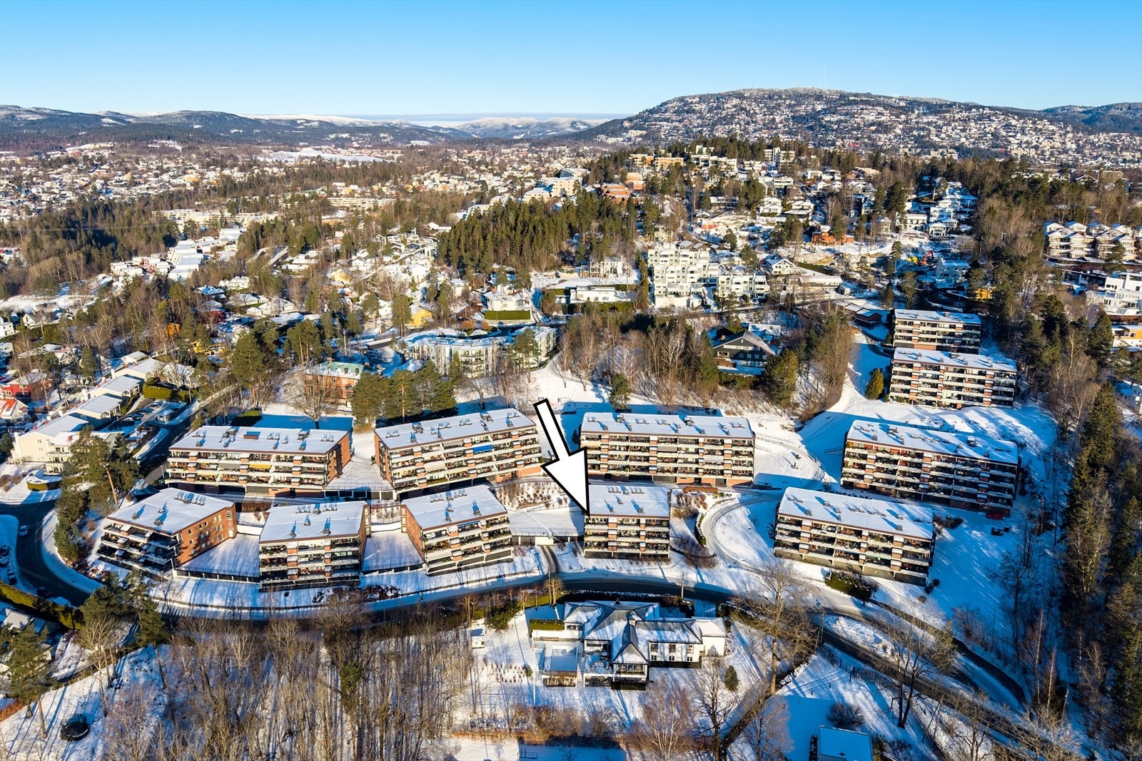 Hoffsjef Løvenskiolds vei 15 ligger i et meget populært og etablert boligområde på Ullern, med en rolig og tilbaketrukket beliggenhet lokalt i området. Galleribilde