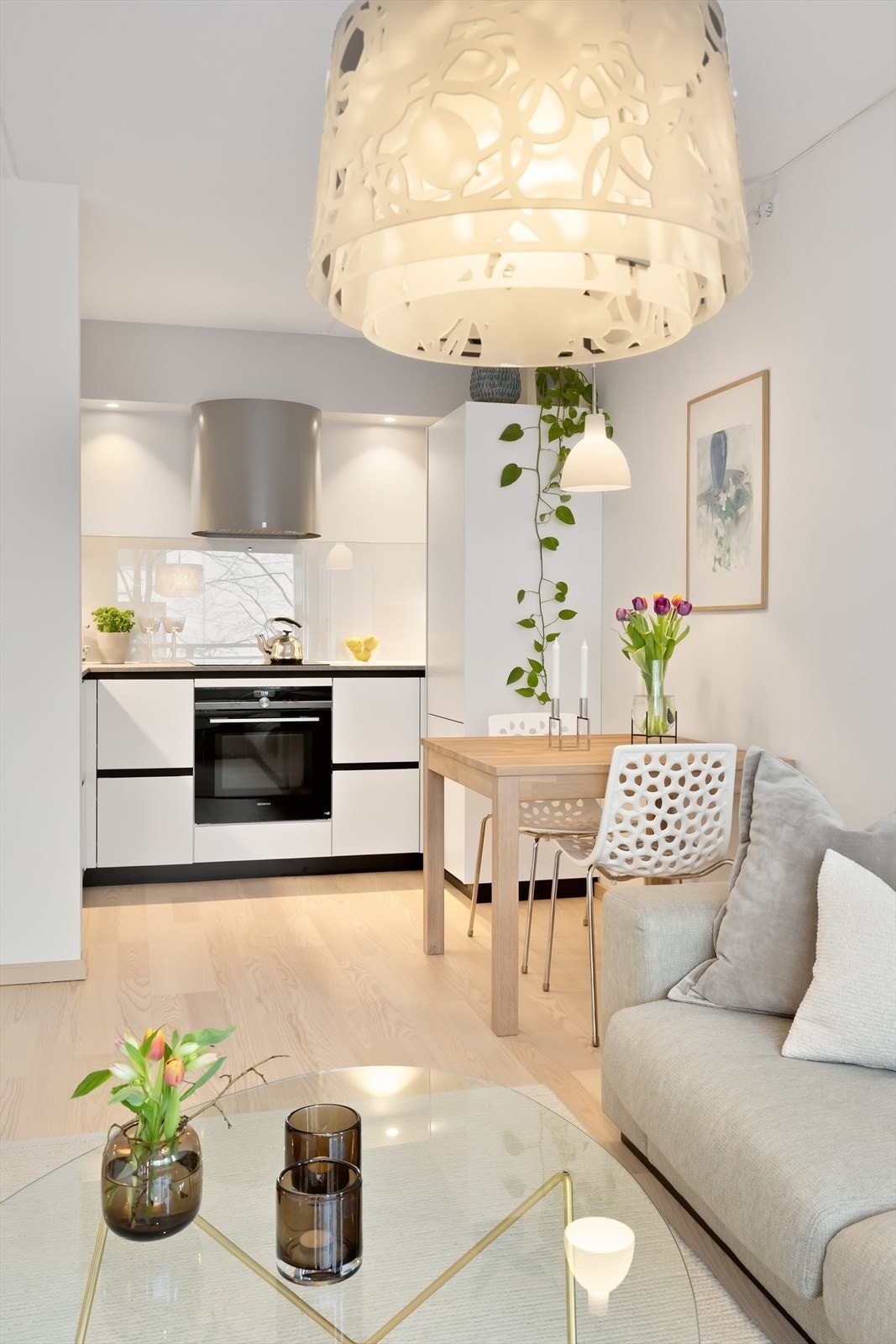 Moderne og lekkert kjøkken med integrerte Siemens-hvitevarer og avtrekksvifte fra RørosHetta, som løfter rommet med et tydelig premium preg. Foto: Zovenfra Galleribilde